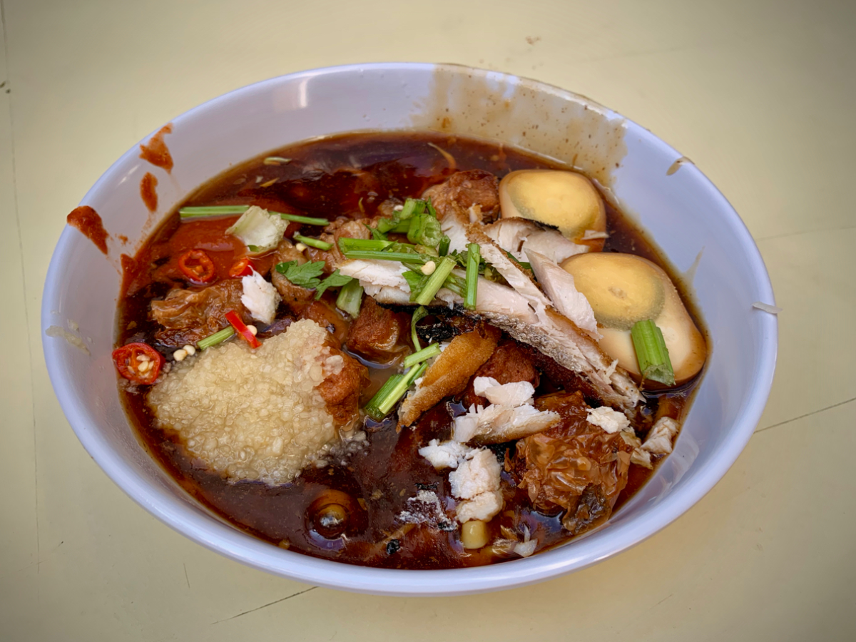 Xin Mei Xiang Zheng Zong Lor Mee: Long queues for this legendary lor mee!