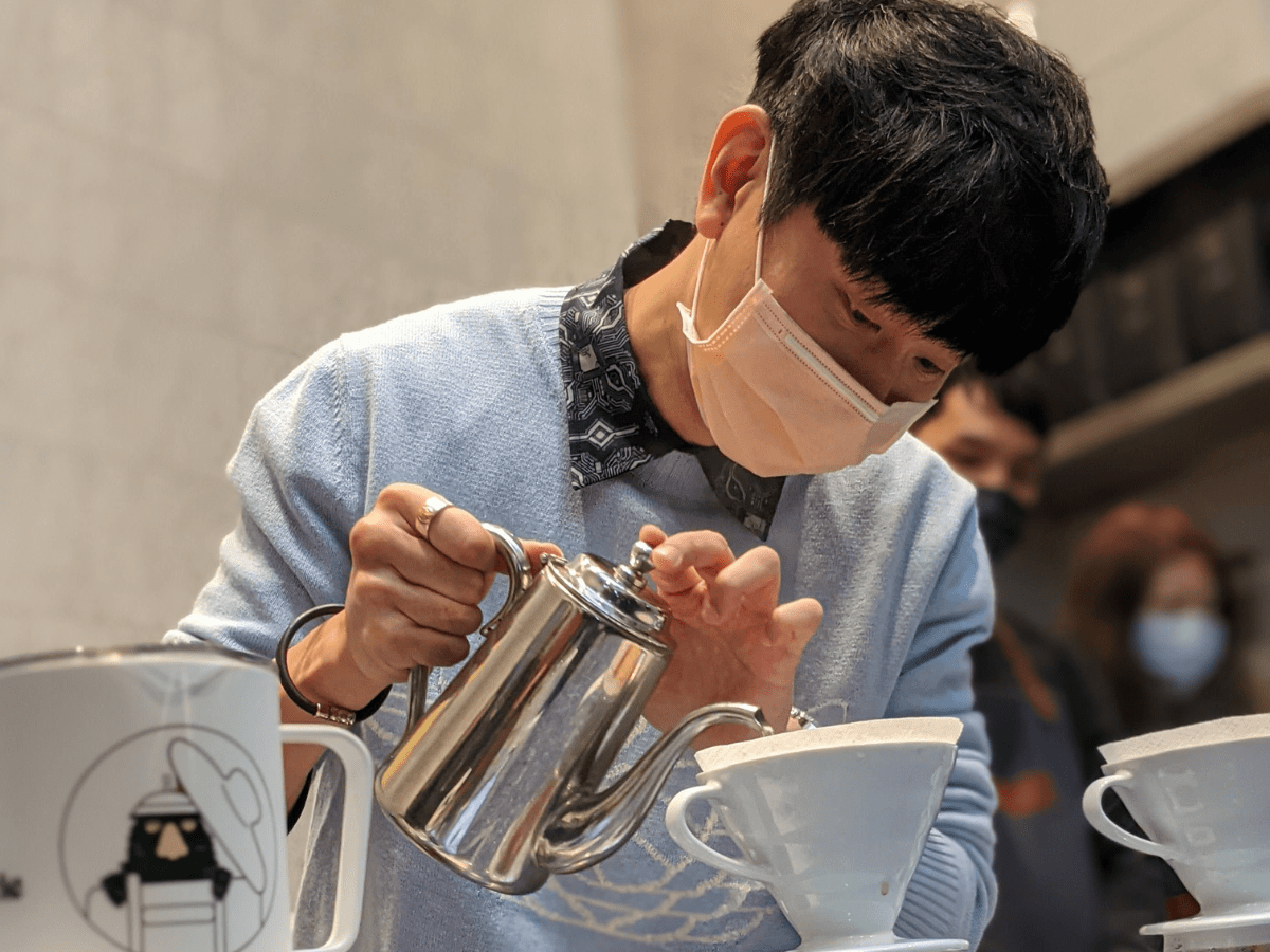 JJ Lin pouring over coffee grounds.