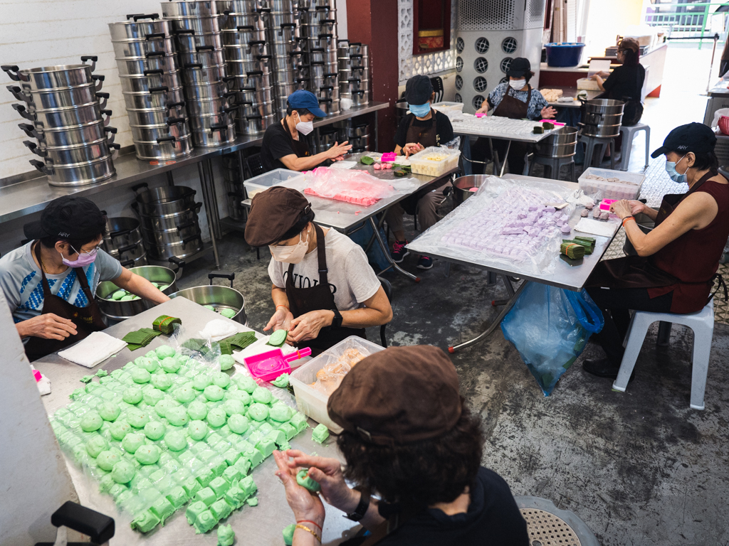 ji xiang ang ku kueh_hungrygowhere_aunties busy at work making kueh