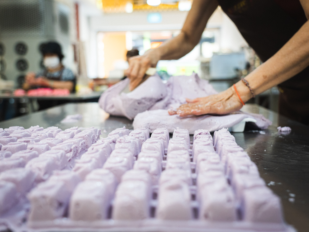 ji xiang ang ku kueh_hungrygowhere_portioning out the pastry skin