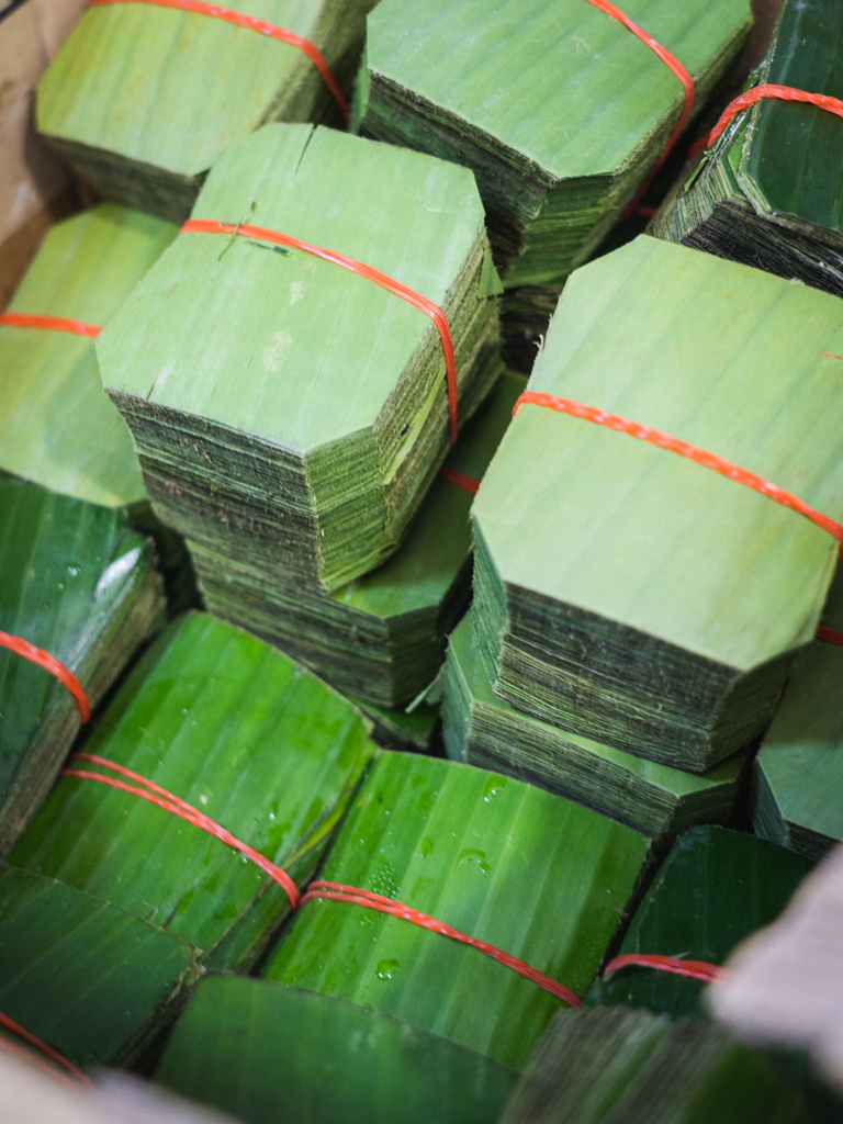 ji xiang ang ku kueh_hungrygowhere_banana leaves cut and washed