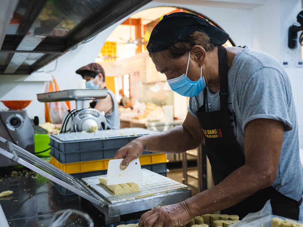 hungrygowhere_staff portioning out the mung bean filling