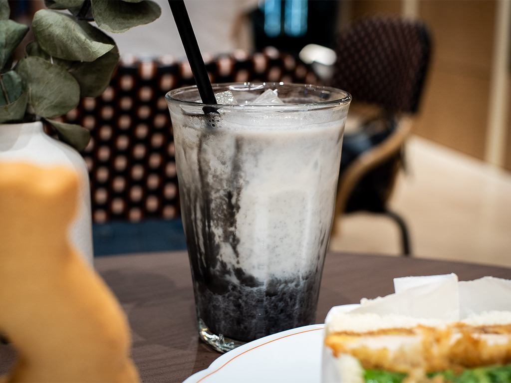 cafe kitsune_HungryGoWhere_iced soy sesame latte