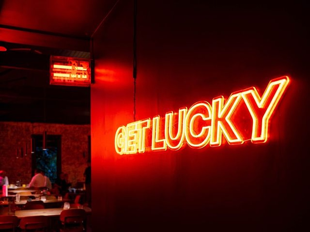 places to eat in auckland cbd_hungrygowhere_Lucky 8
