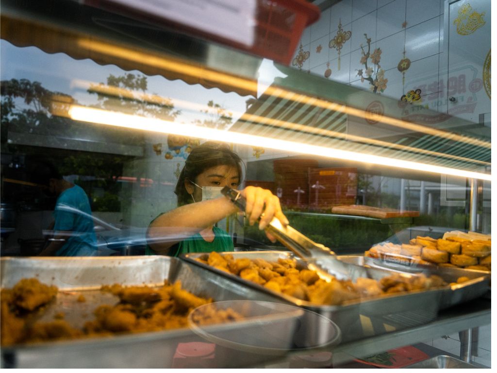 05 dt yong tau foo-928 Ngee Fou Hakka (Ampang) Yong Tou Fou-Elaine Pang dishing food-HungryGoWhere