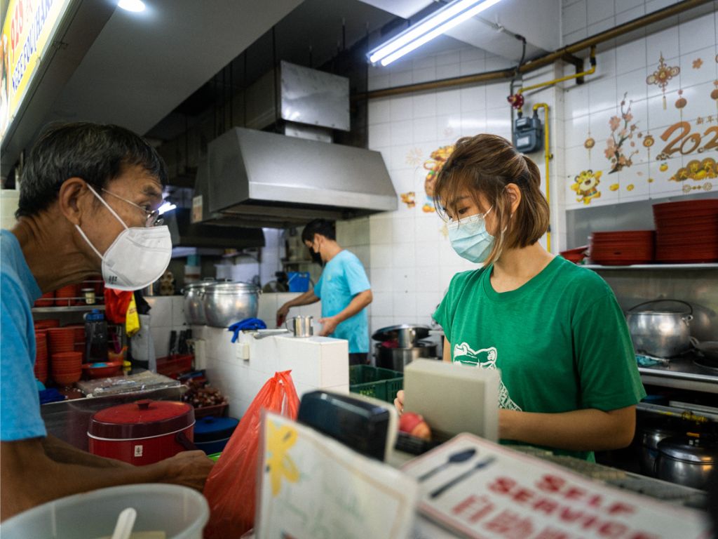 08 dt yong tau foo-928 Ngee Fou Hakka (Ampang) Yong Tou Fou-Elaine Pang taking orders-HungryGoWhere