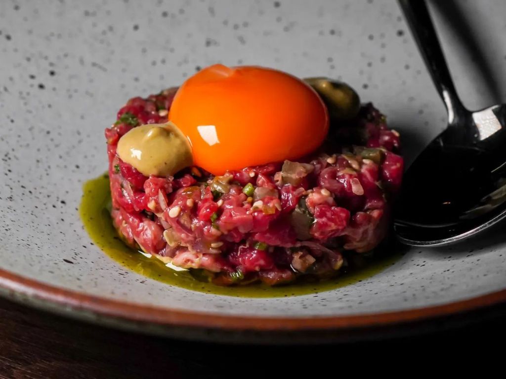 02 ev-boat quay bars-ju95-wagyu tartare-HungryGoWhere