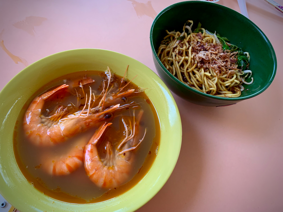 Kallang Cantonese Live Prawn Noodle: This hae mee (prawn noodles) stall uses fresh live prawns!