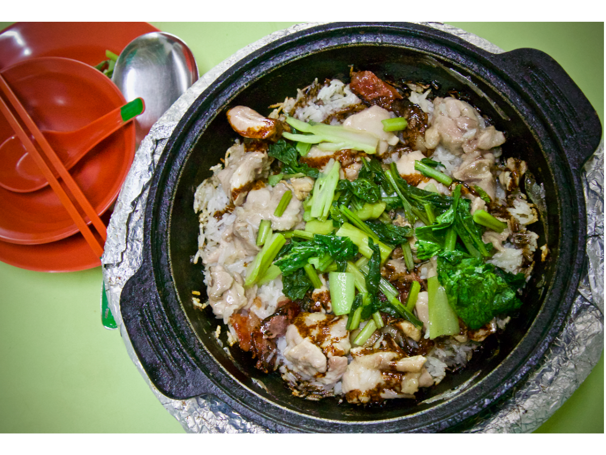 Lian He Ben Ji Claypot Rice: Easily the longest queue in Chinatown Complex!