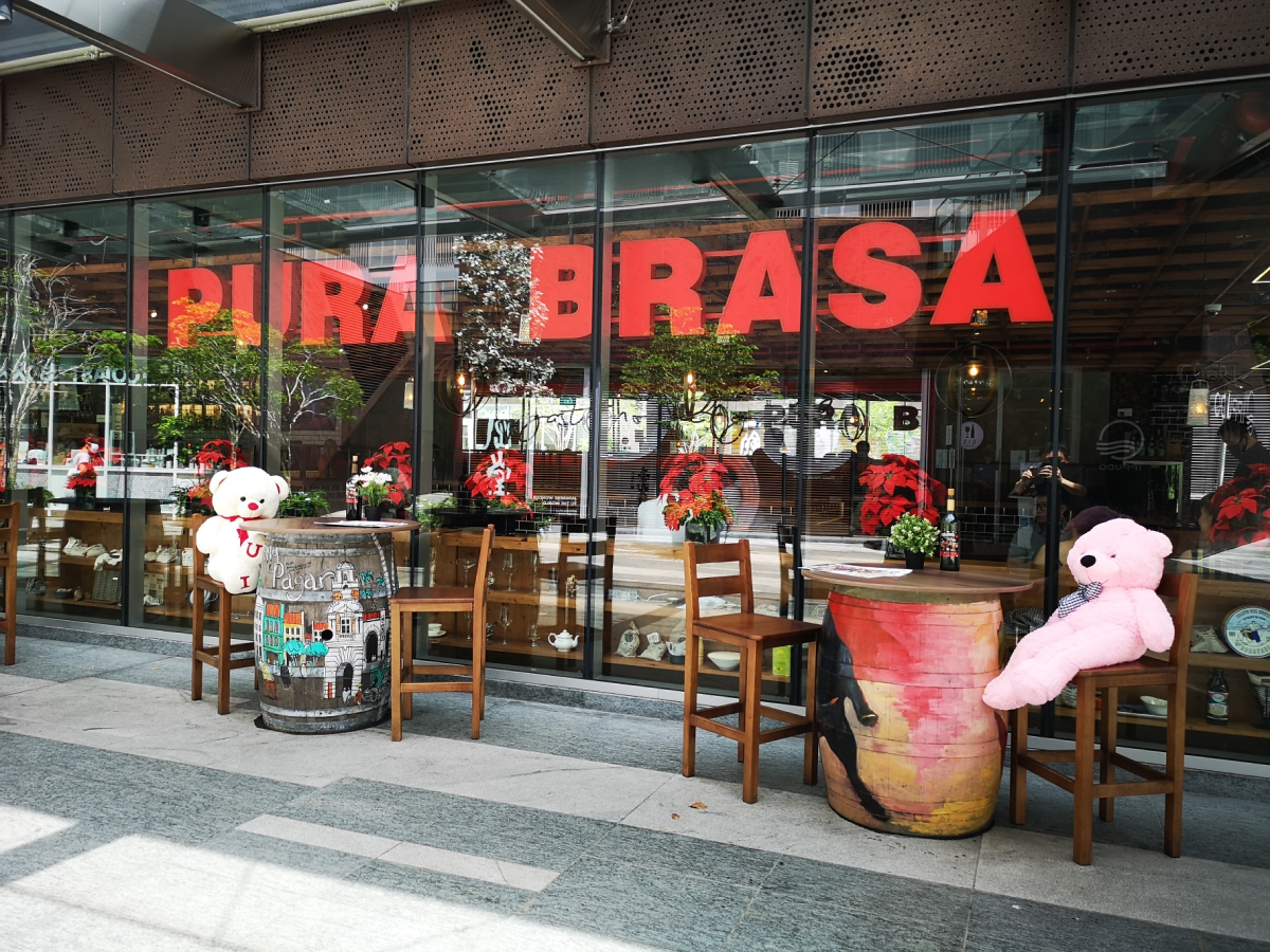 Pura Brasa Spanish Restaurant: These teddy bears will help you social distance