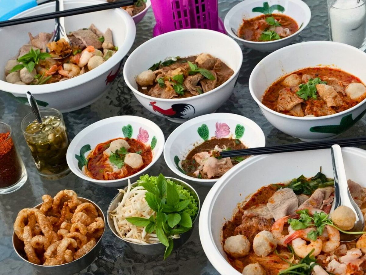 01 ev-bkk bistro bar-$0.80 boat noodles singapore-featured image-HungryGoWhere