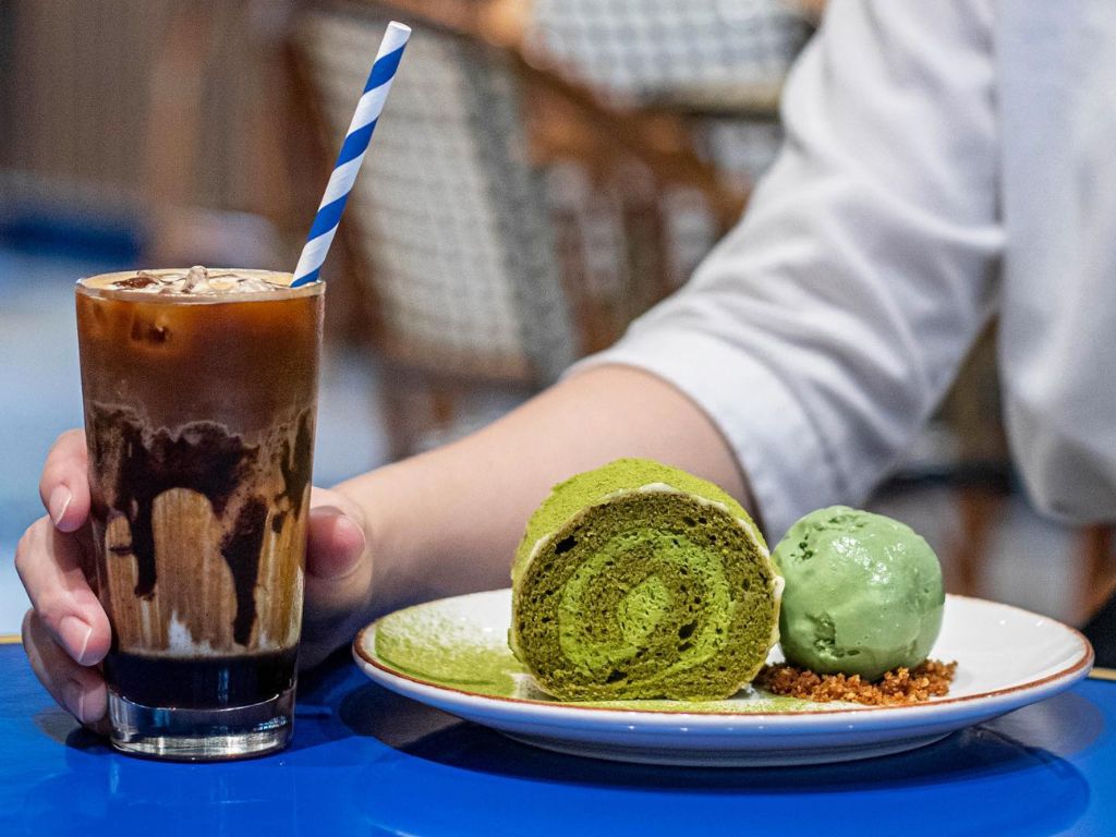 05 ev-best kopi singapore-atas kopi cafes-singapore coffee raffles hotel-HungryGoWhere