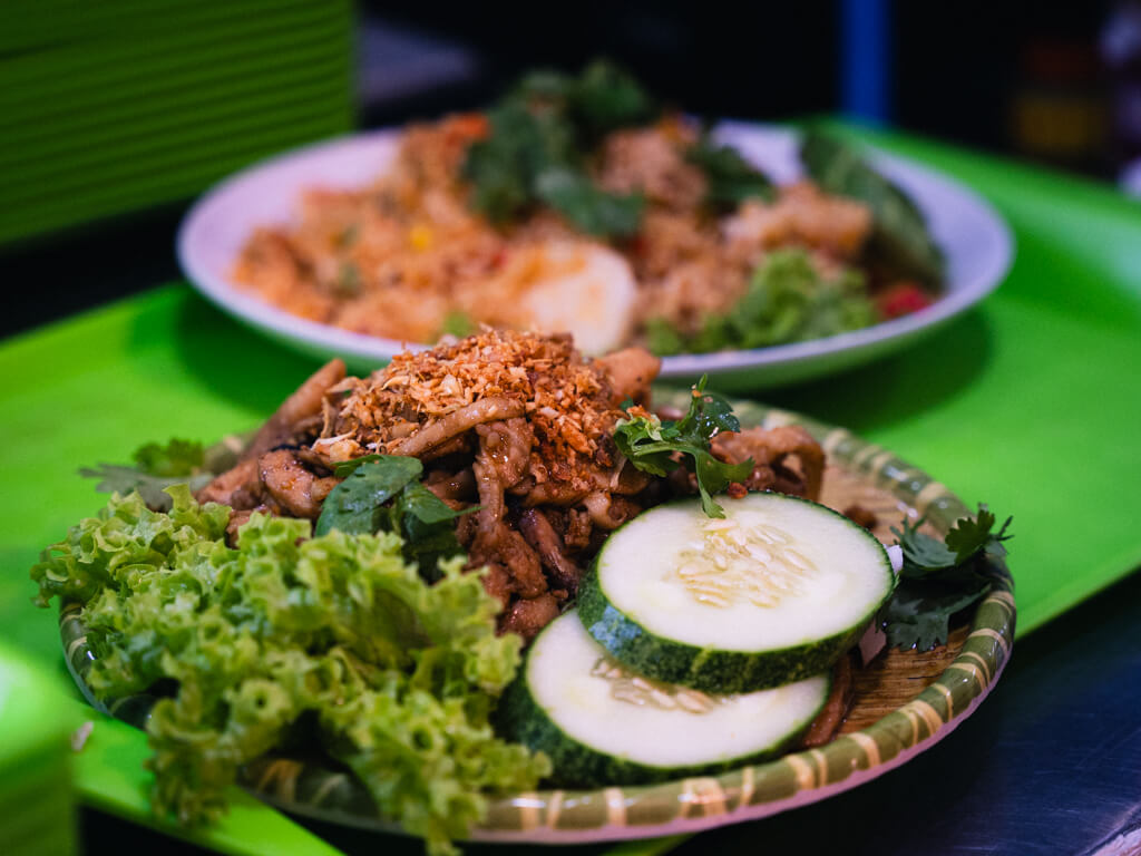 14 em nakin thai food stir-fried garlic chicken hungrygowhere