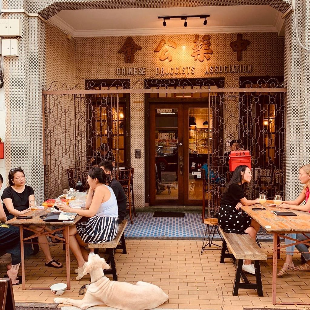 15 ev-pet-friendly bars singapore-druggists-hungrygowhere