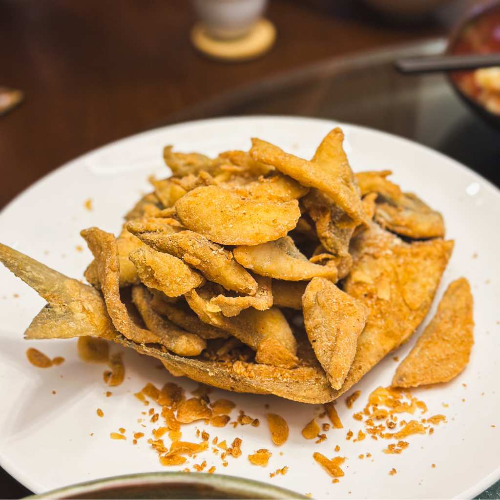 05 pl-song yue taiwan cuisine-salt and pepper pomfret with crispy garlic chips-hungrygowhere