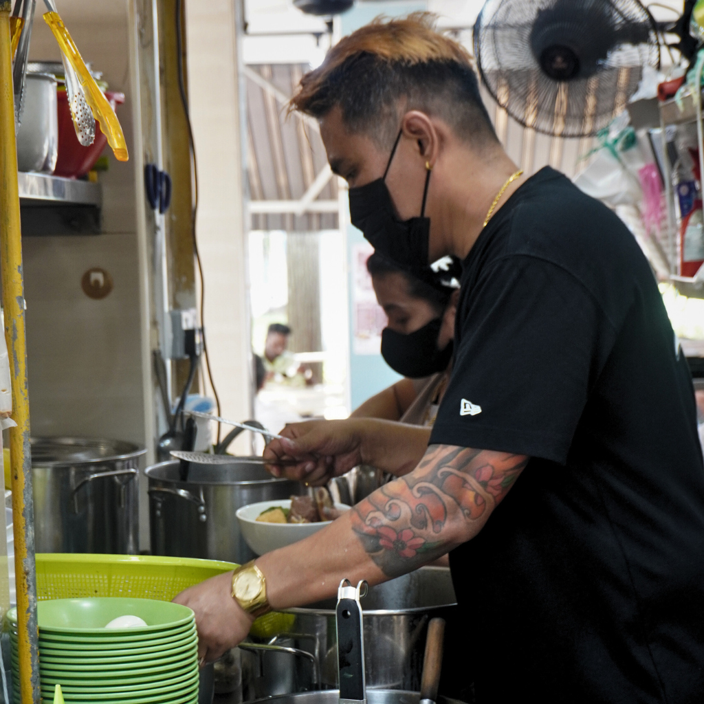 The couple move in perfect sync, dishing out bowls to a never-ending queue. Photo: Angeline Ang/HungryGoWhere sundanese kitchen