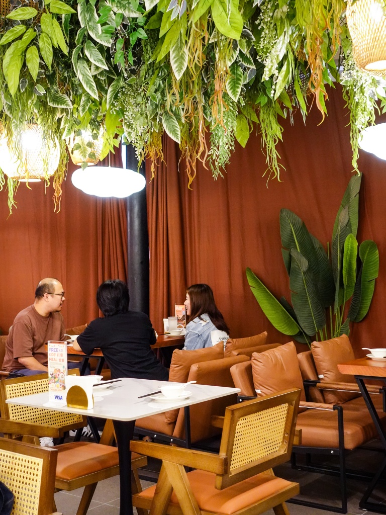 Warm vibes all around in Chengdu Bowl’s latest flagship at Changi Airport Terminal 3. Photo: Sarah Chua/HungryGoWhere Chengdu Bowl Changi T3