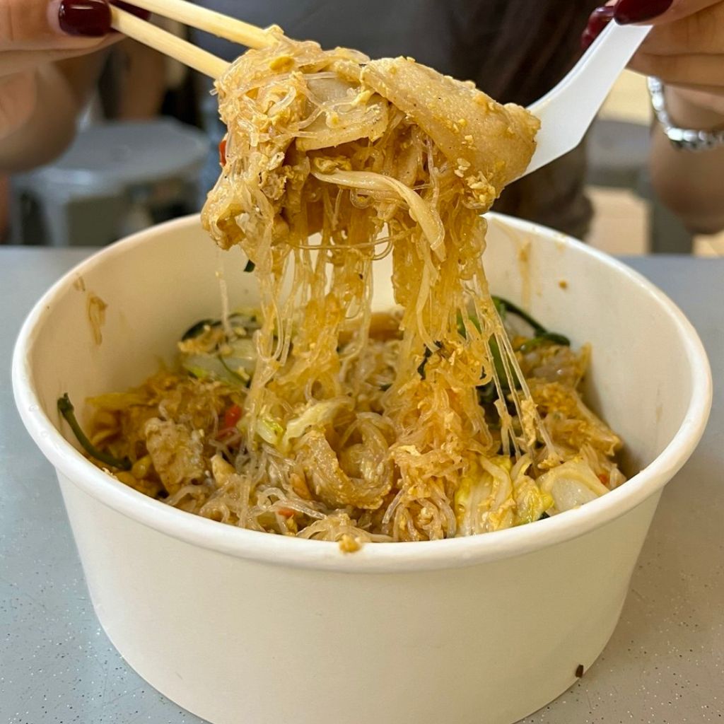All-in bowl with Thai glass noodles. Photo: Shannon Yap/HungryGoWhere Suki Bowl Roxy Square
