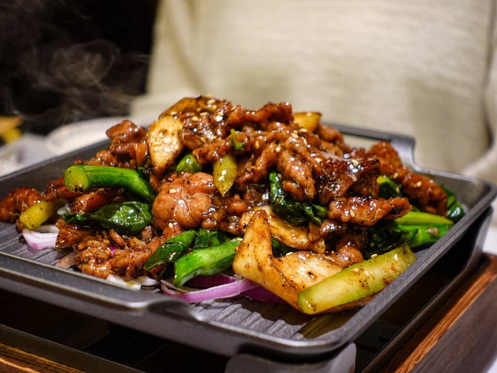 Mulan beef on hotplate. Photo: Sarah Chua/HungryGoWhere Chengdu Bowl Changi T3