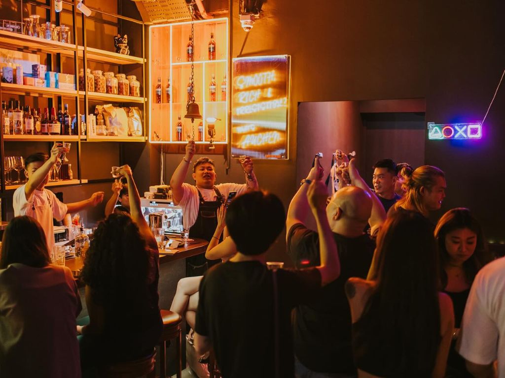 The vibes here are immaculate for a night full of all the highballs you can stomach. Photo: White Shades free-flow alcohol singapore