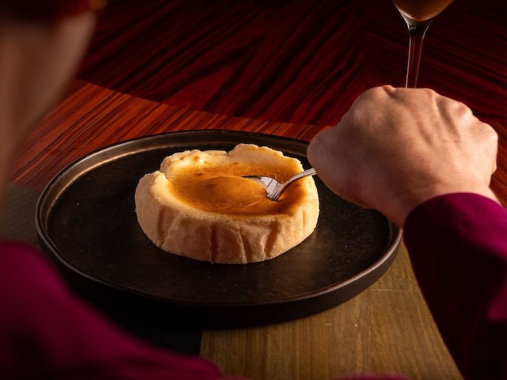 Tarta de queso clasica or classic Basque cheesecake. Photo: Binomio binomio raffles hotel singapore