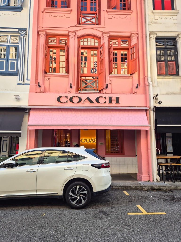 Look out for the pink Coach shophouse. Photo: Sarah Chua/HungryGoWhere coach bar singapore keong saik