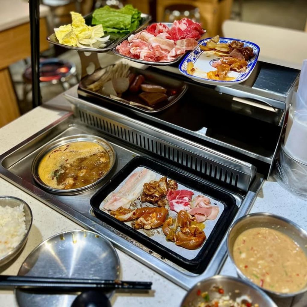 The set-up at La Jiang Shan hotpot features a small pot and grill. Photo: @okwhotookmyusername/Instagram steamboat singapore