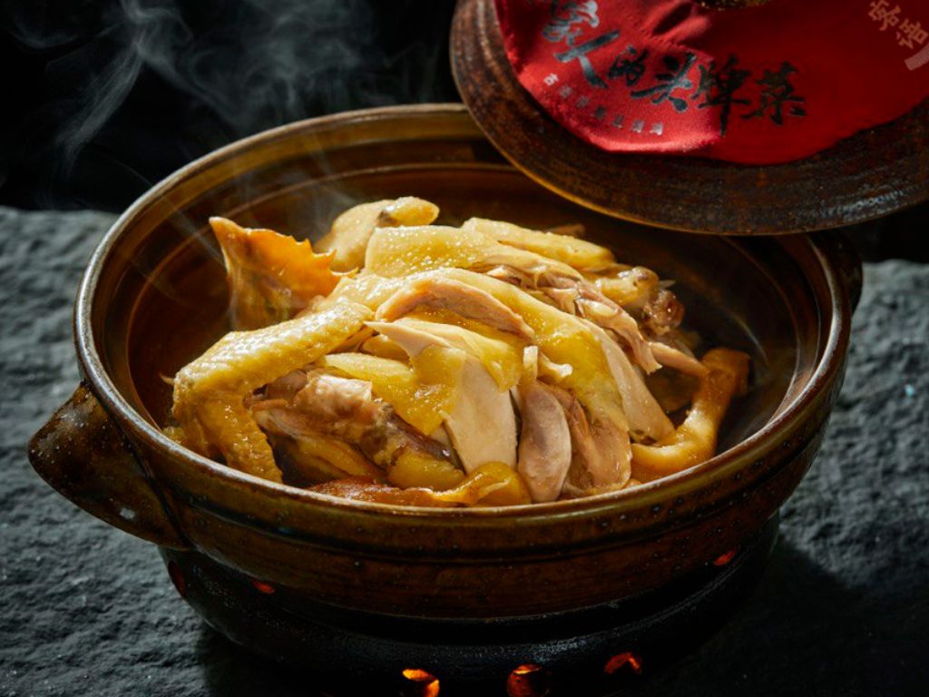 Hakka salt-baked chicken. Photo: Hakka Yu Jewel Changi food