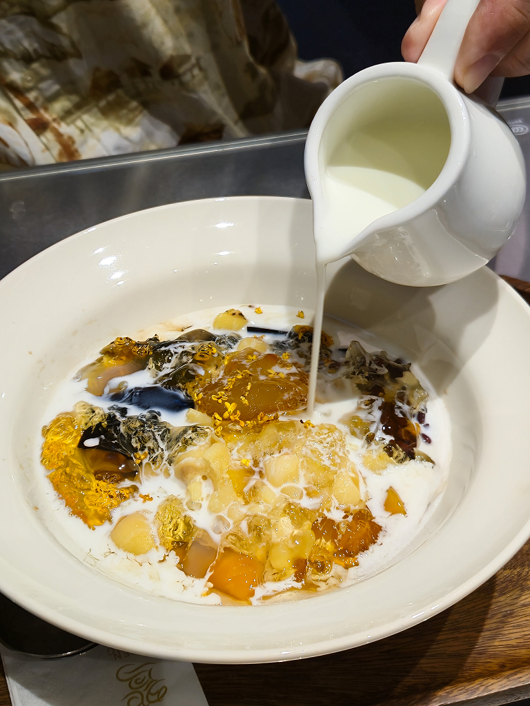The signature Yuenyeung Grand Slam milk comes with hot or cold options. Photo: Zawani Abdul Ghani/HungryGoWhere yuen yeung desserts neil road