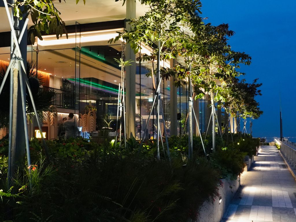 Floor-to-ceiling glass walls allow a good bird’s-eye view of the sea, while still sitting in air-conditioned comfort indoors. Photo: Shannon Yap/HungryGoWhere 1-alfaro