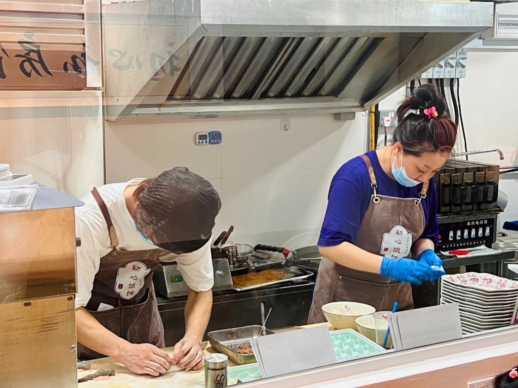 Catch the kitchen staff in action while waiting for your meal. Photo: Shannon Yap/HungryGoWhere chu xin wonton shop