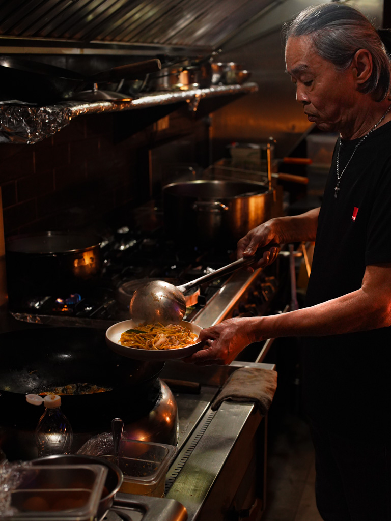 Uncle David doesn’t play around when it comes to Hokkien mee. Photo: Evan Mua/HungryGoWhere gubak kia empress place beef kway teow