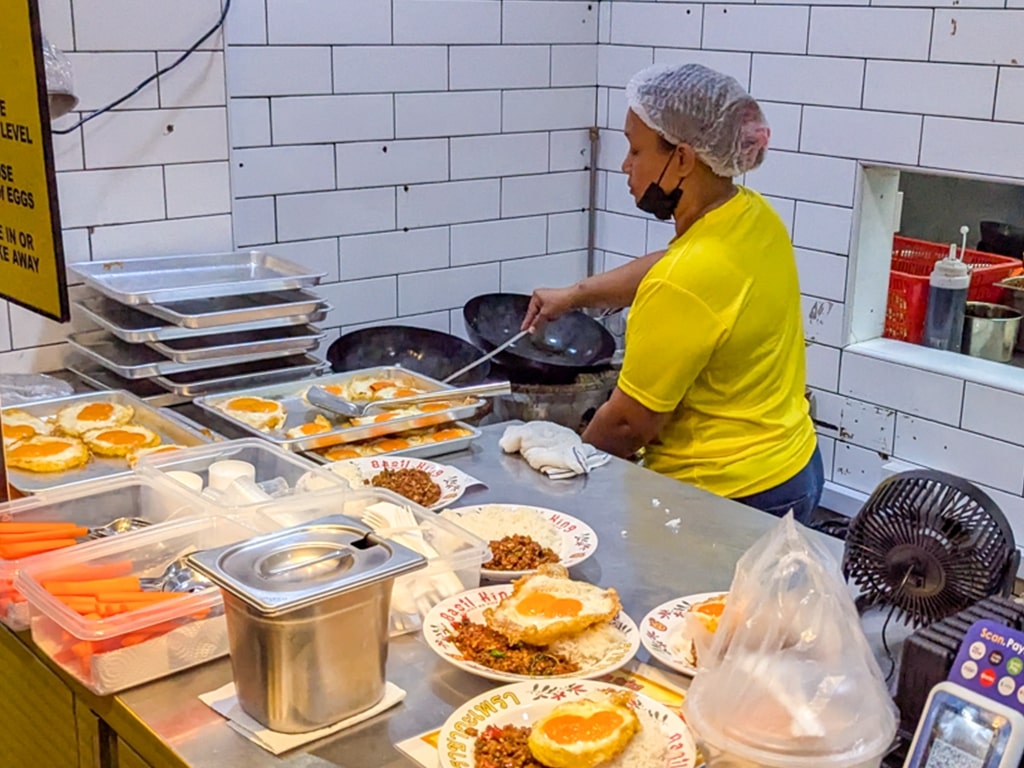 A staff doubles as both cashier and fried egg extraordinaire. Photo: Gary Lim/HungryGoWhere Basil King Singapore