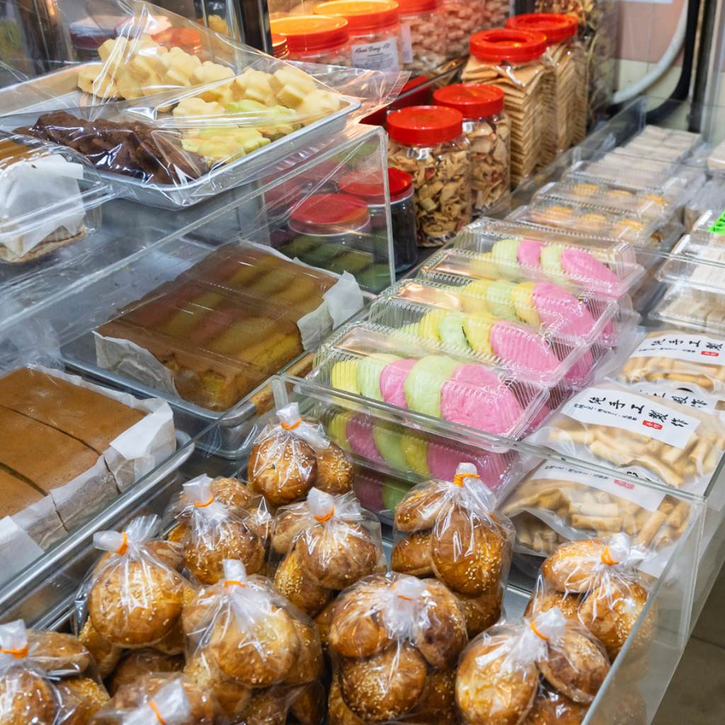 Hot-selling pastries include the ma ti su (a traditional “horse hoof” biscuit filled with maltose) and marble cakes. Photo: Abdul Rahim Anwar/HungryGoWhere Hung Huat Cakes and Pastries
