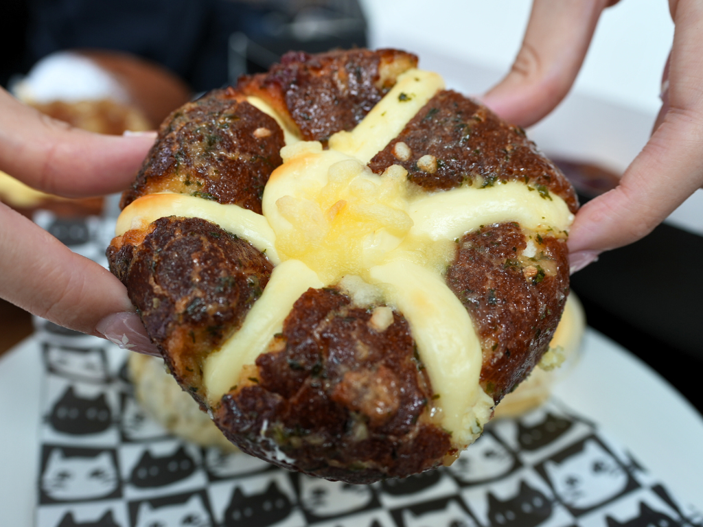 Garlic cream cheese bun. Photo: Angeline Ang/HungryGoWhere standard bun