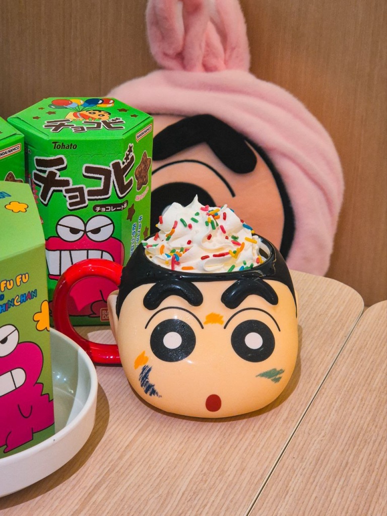 You can’t bring this home, but you get a very cute photo moment. Photo: Sarah Chua/HungryGoWhere wong fu fu crayon shin chan