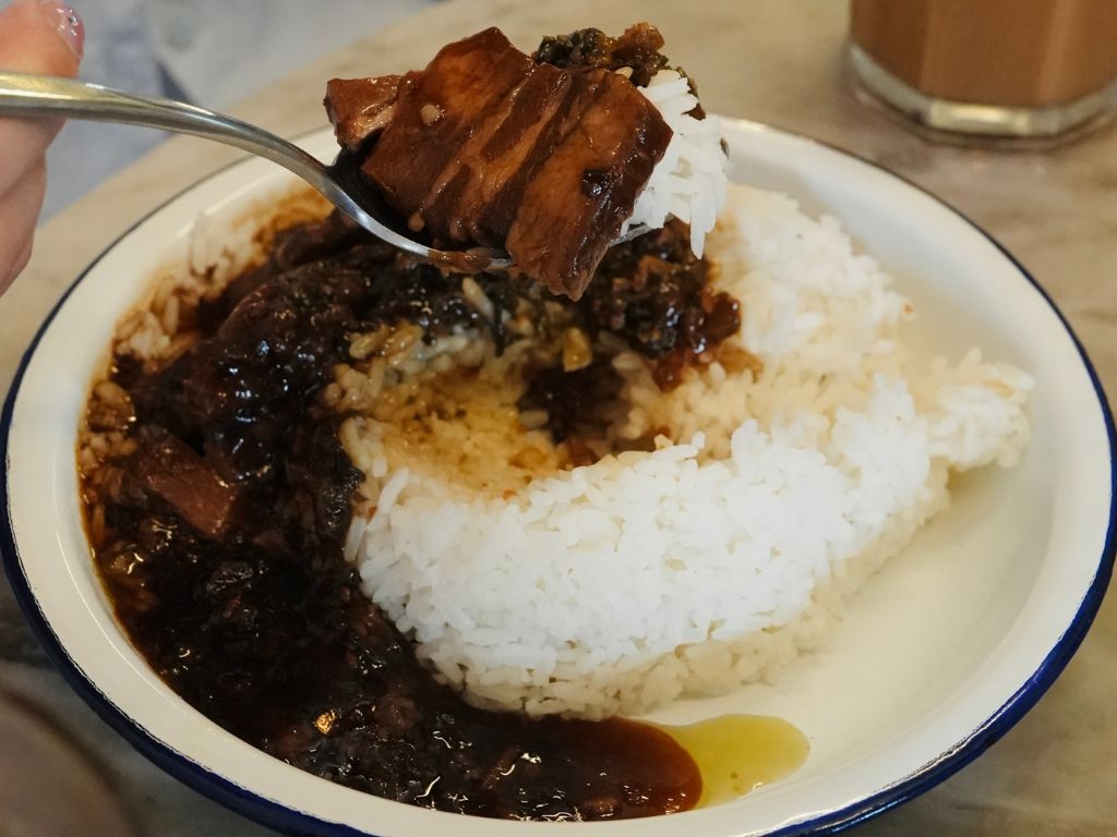 The braised pork belly with preserved greens. Photo: Shannon Yap/HungryGoWhere chin mee chin confectionery