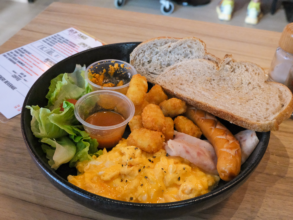 An uninspiring big breakfast. Photo: Gary Lim/HungryGoWhere baby fangs