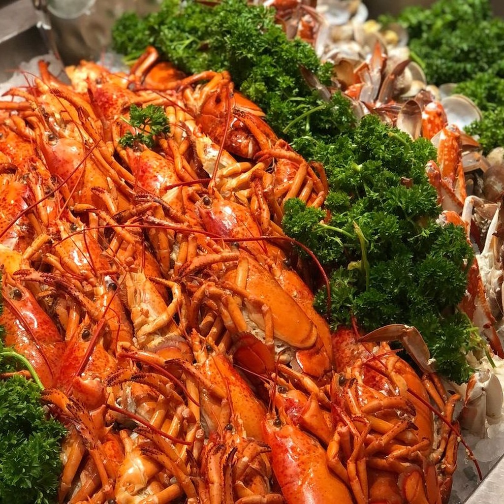 Sign me up for seafood on ice. Photo: Royal Plaza on Scotts/Instagram seafood buffet singapore