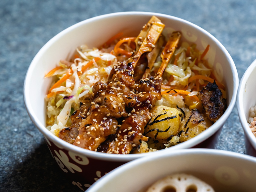 A regular bowl with cauliflower rice, yakitori chicken skewers, teppanyaki vegetables and nori seaweed. Photo: Abdul Rahim Anwar/HungryGoWhere peko peko