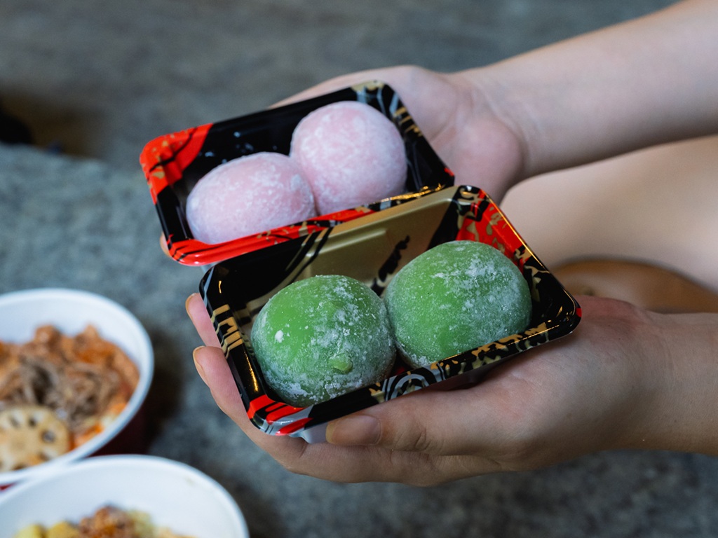 For dessert, the momo peach (top) and matcha azuki (bottom) mochi make for yummy choices. Photo: Abdul Rahim Anwar/HungryGoWhere peko peko