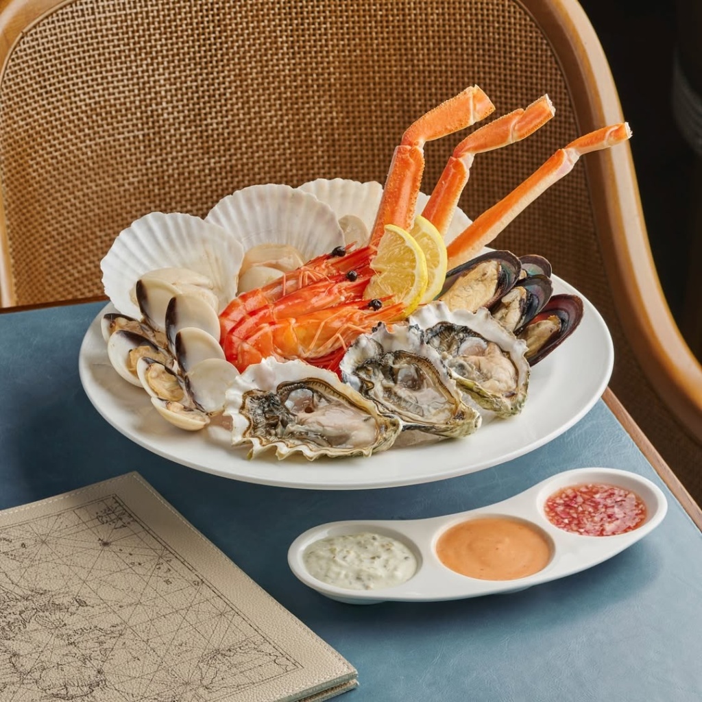 The heaps of seafood that are ready for you. Photo: Colony/Instagram seafood buffet singapore