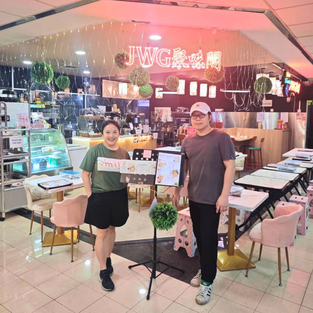 Chee Leong (right) and his younger sister Jollee. Photo: Ju Wei Ge ju wei ge