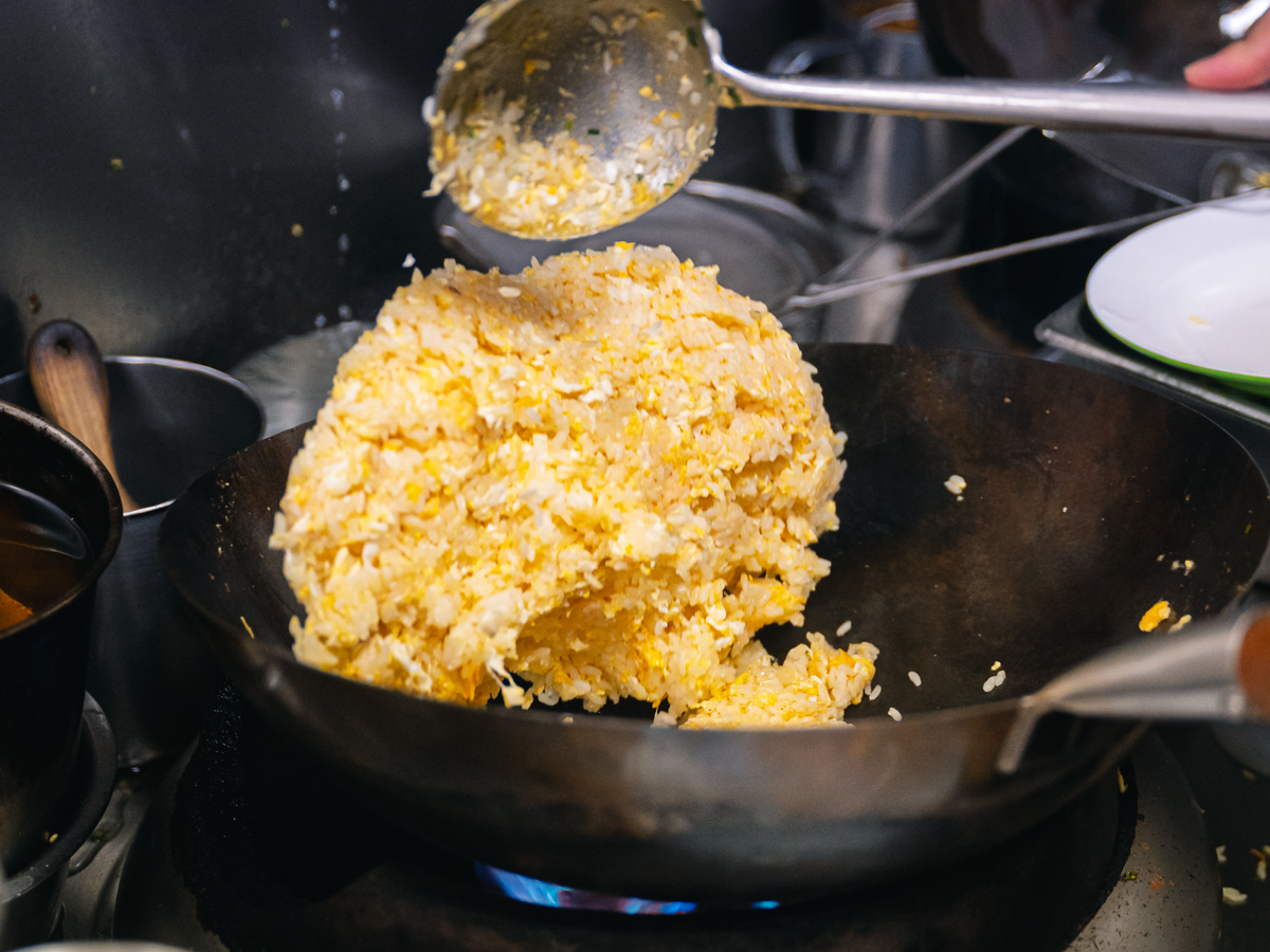 Tossing the wok is a piece of cake for Joseph. Photo: Abdul Rahim Anwar/HungryGoWhere Yi Family Dynasty Fried Rice