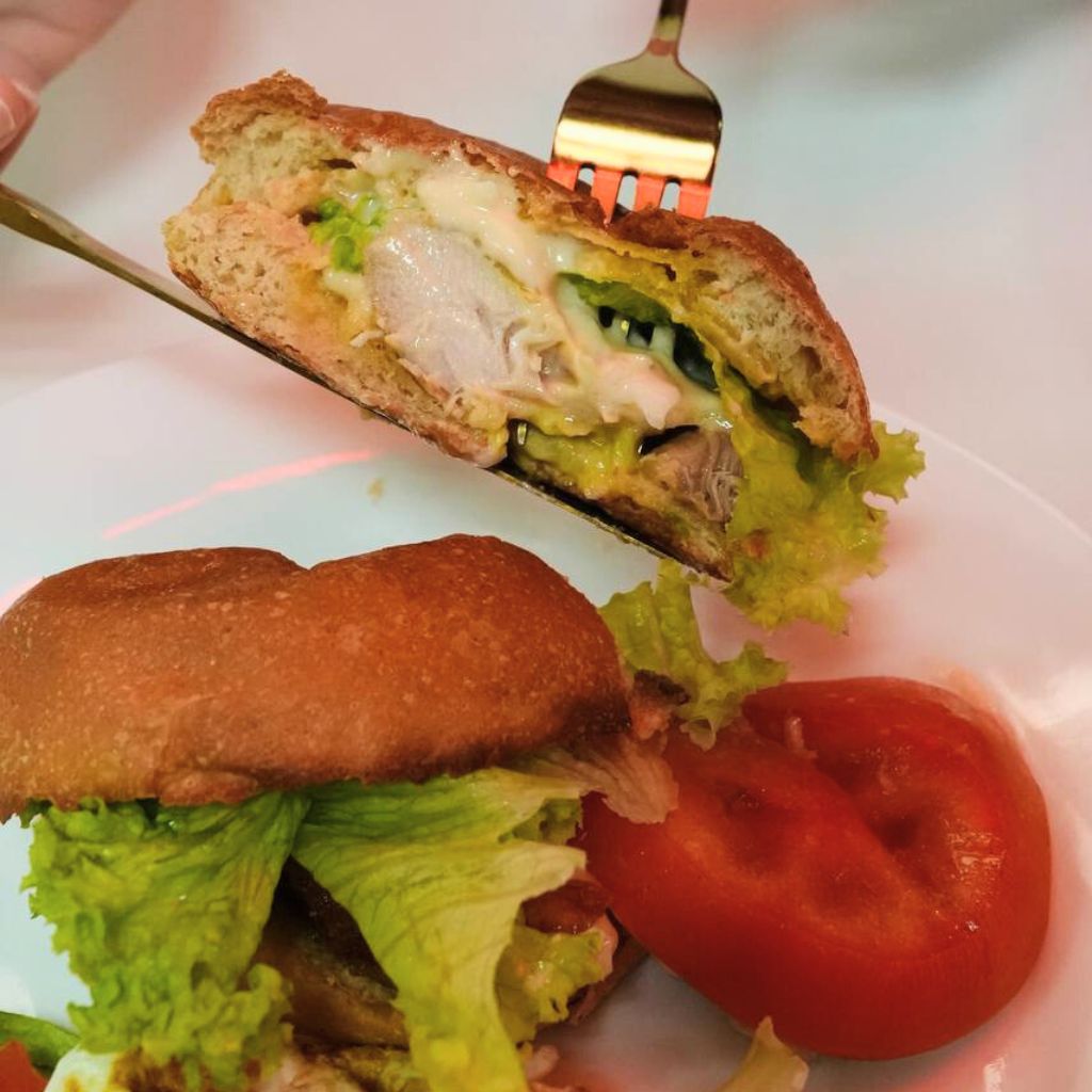 Ever had salt-baked chicken in a burger? Photo: Shannon Yap/HungryGoWhere ju wei ge
