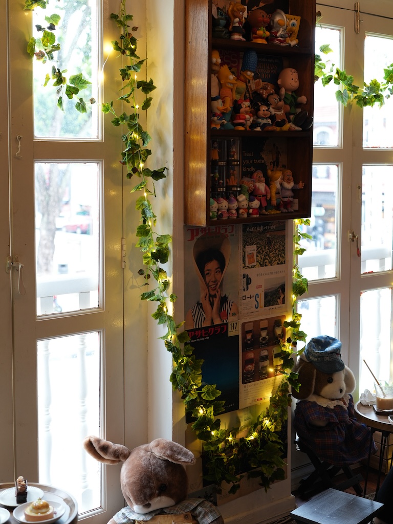 The sitting area by the shophouse windows has a warm ambience with feel-good energy. Photo: Roma Chonkar/HungryGoWhere takara house haji lane