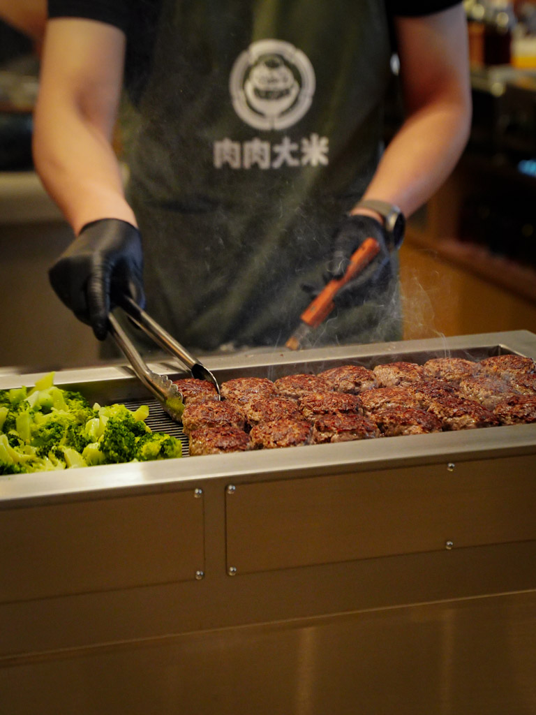 Watch your steaks grilled a la minute. Photo: Evan Mua/HungryGoWhere Niku Niku Oh!! Kome