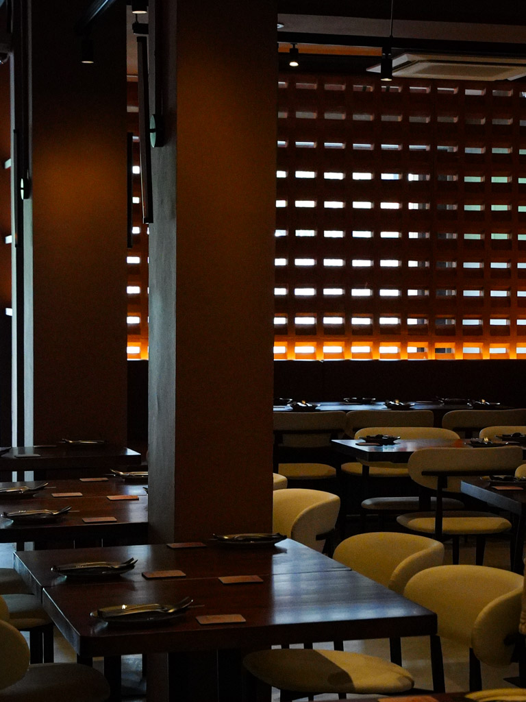 It’s a cosy and modern decor for Smolder. Photo: Evan Mua/HungryGoWhere smolder seafood grill