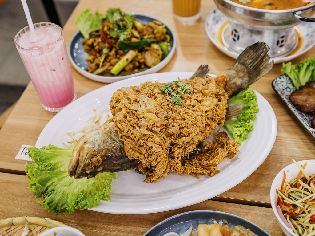Khao Kaeng’s mango crispy fish salad, accompanied by Pink Milk. Photo: Ravin Thiruchelvam/HungryGoWhere khao kaeng thai restaurant