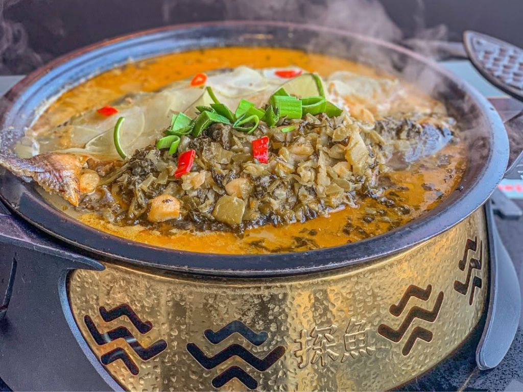Grilled fish with sauerkraut. Photo: Tanyu/Instagram suan cai yu singapore